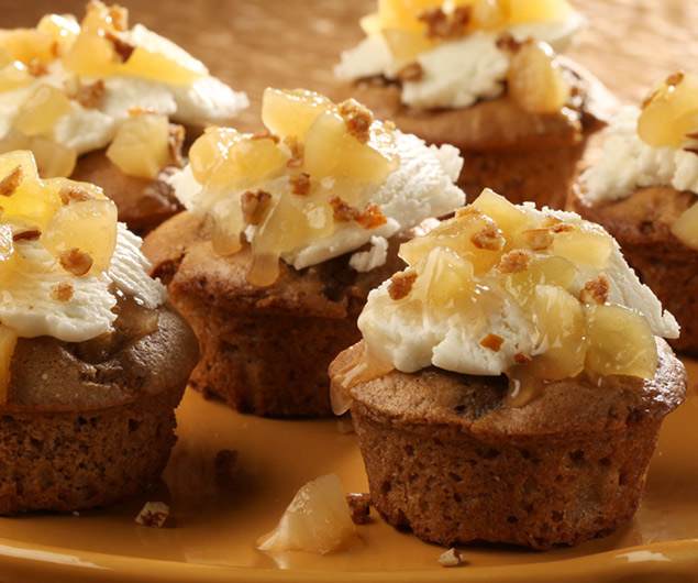 Apple Spice Babycakes with Pretzel Streusel